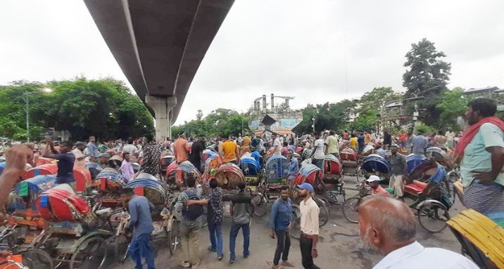 ৭ দফা দাবি দিয়ে আন্দোলনরত রিকশাচালকরা শাহবাগ মোড় ছেড়েছেন